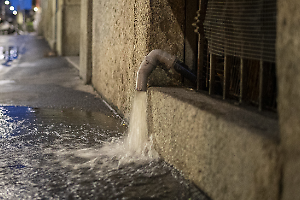 Crollano i controsoffitti all’asilo: Settimo sotto l’acqua dopo il nubifragio