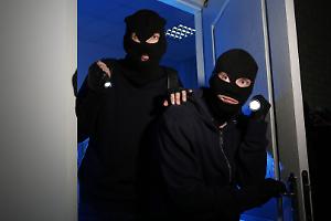 Sorelle aggredite nel sonno da una banda armata di cinque uomini