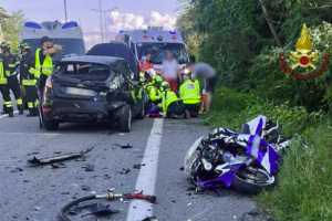 Schianto tra moto e auto: 28enne in condizioni disperate