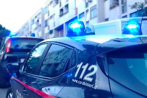 Maxi rissa tra adolescenti: giovane accoltellato durante la lite in piena strada