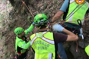 Traves, ricerca di funghi finisce in tragedia: uomo sulla settantina muore nel bosco