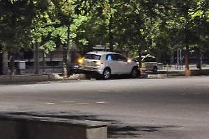 Notte di caos a Collegno, auto distrugge il muretto in piazza Concordia e scatta la caccia al responsabile