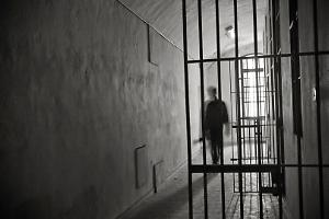 Caos in carcere: detenuti in stato alterato aggrediscono agenti, due feriti e tentativi di suicidio