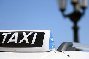 Taxi sospeso sull’aiuola in corso Einaudi dopo urto con SUV: incidente insolito a Torino