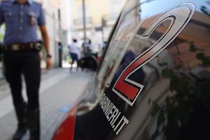 Bambino di 10 anni bloccato sul davanzale al terzo piano