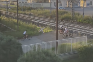 Ragazzini attraversano la Torino-Milano a piedi: paura a Vercelli dopo il video su Facebook