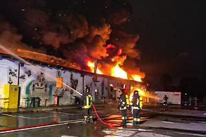 Moncalieri: dodici squadre al lavoro fino all’alba per spegnere l'incendio in una struttura commerciale