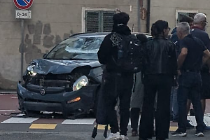 Incidente stradale a Chivasso tra auto e scooter, un ragazzo rimane a terra