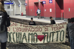 Torino nel caos: corteo pro Palestina blocca i binari a Porta Susa (FOTO E VIDEO)