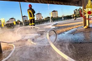 Torino, tir perde carico gas naturale: in corso messa in sicurezza (FOTO)