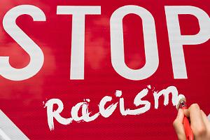 Ci risiamo! Insulti razzisti a un giocatore di colore: il giudice sportivo punisce il club