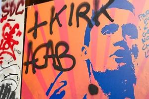 Murale per Charlie Kirk imbrattato in una notte: dal festival alla polemica