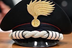 Torino, entra nell’auto con un coltello e fugge col passeggero a bordo