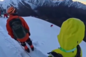 Selfie fatale a 5.500 metri: alpinista precipita dal picco in Cina, il video è agghiacciante