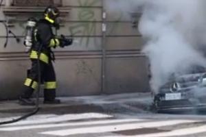 Fiamme a San Salvario, bruciata l’auto del Consolato del Marocco: caccia all’uomo incappucciato
