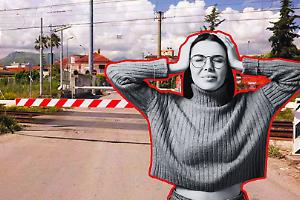 San Benigno, tentano di passare col rosso al passaggio a livello: auto bloccata sui binari