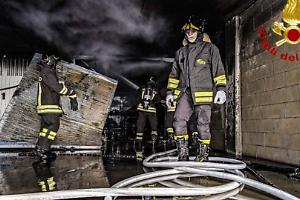 Torino, fiamme in un garage di corso Giulio Cesare: due persone in ospedale per i fumi