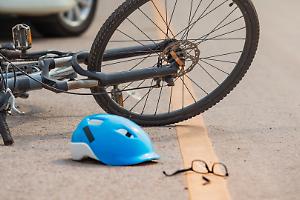 Grave incidente a San Gillio: ciclista di 59 anni in arresto cardiaco dopo lo schianto contro un’auto in sosta