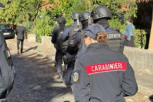 Dieci chili di eroina nascosti sotto il seggiolino del figlio: arrestato un residente nel Torinese
