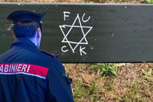Panchine del Valentino imbrattate con stelle di David e insulti: scatta la segnalazione ai carabinieri