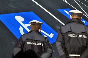 Parcheggiava nel posto disabili con un permesso falso: denunciato un 46enne a Torino
