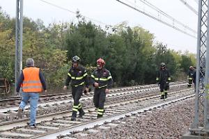 Tragedia sui binari: un giovane muore, due feriti gravi. Travolti da un treno diretto a Milano