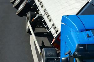 Raccordo della Falchera in tilt: rimorchio di un tir si ribalta tra A4 e tangenziale