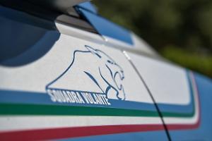 Cocaina sotto il freno a mano: pusher arrestato. Scatta anche il divieto di accesso nei locali