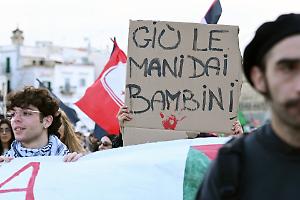 Tensione al Teatro Carignano a Torino: proteste pro Palestina all’arrivo di Tajani