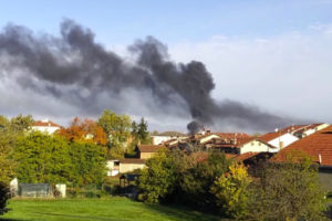 Fiamme nell’area Azzurra a Villastellone: colonna di fumo nero visibile fino a Santena e Carignano