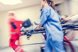 Minacce in ospedale dopo la morte del compagno: condannata a nove mesi, escluso il tentato omicidio