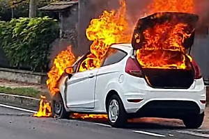 Paura a Leinì: auto prende fuoco in via Torino