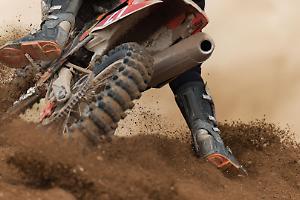 Paura in pista: centauro ferito durante un allenamento di motocross