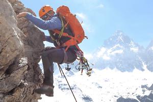 Tragedia sull’Himalaya: un italiano morto e due dispersi tra le vette del Nepal