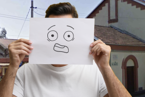 Sferra un pugno a un ottantenne e gli spacca la mandibola davanti alla stazione di Caluso