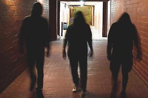 Cento ragazzi in piazza per il 15enne aggredito ad Halloween: “Lui non deve vergognarsi di nulla”