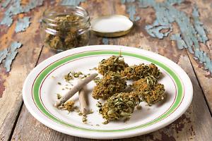 Lancia 4 etti di hashish dalla finestra: arrestato un 22enne durante un blitz all’alba