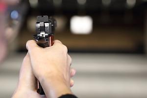 Paura in aula a Torino: un 15enne punta una pistola al professore di matematica