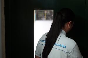 Notte di tensione in carcere: un detenuto aggredisce un agente per un cavo tv