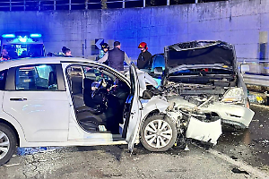 Schianto nel sottopasso: auto invade la corsia opposta, feriti in ospedale