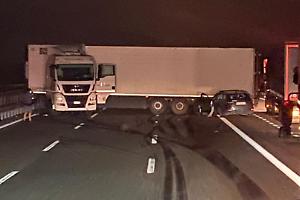 Tir fuori controllo sulla Torino-Piacenza: autostrada bloccata e paura nella notte
