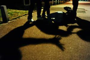 Torino, pestato a sangue sul tram: ventenne in fin di vita per una lite tra ragazzini