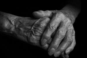 Sfratto a un’anziana invalida di 85 anni dopo 56 anni nella stessa casa: "Mia madre rischia di finire in strada"