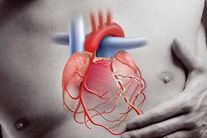 Crolla in strada colpito da infarto: carabiniere gli "riaccende" il cuore con due scariche e lo salva dalla morte