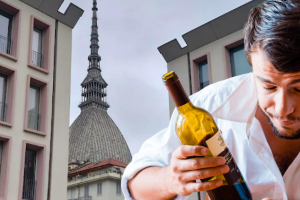 Tensione all'alba: ubriaco spacca tutto nel parcheggio vicino l'università