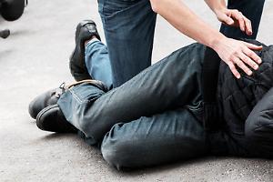 Diverbio si sposta in strada: auto travolge tre persone prima di fuggire