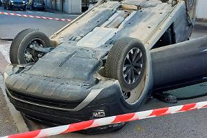 Auto ribaltata nel canale a Verrua Savoia: è servito un maxi intervento di soccorso