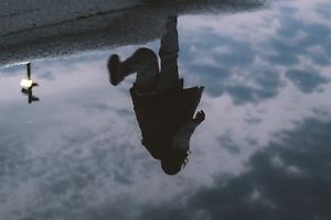 Si lancia dal settimo piano a Venaria: un gesto improvviso sconvolge corso Puccini