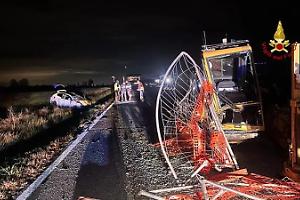 Auto fuori controllo sulla SP317, schianto contro mezzi da cantiere a Brusnengo