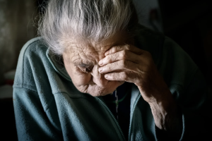 Scaglia una sedia contro la madre, arrestato un 43enne di Vinovo